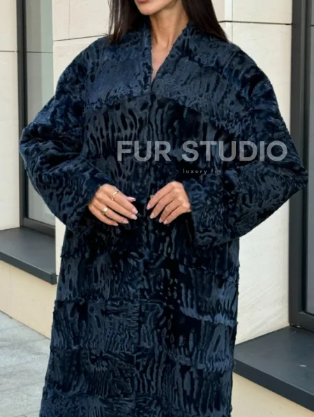 Пальто из меха каракуля с V-образным воротником, цвет Indigo Blue - фото 3