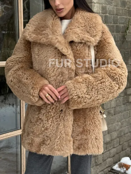 Шуба - дубленка из овчины в бежевом цвете - фото 3