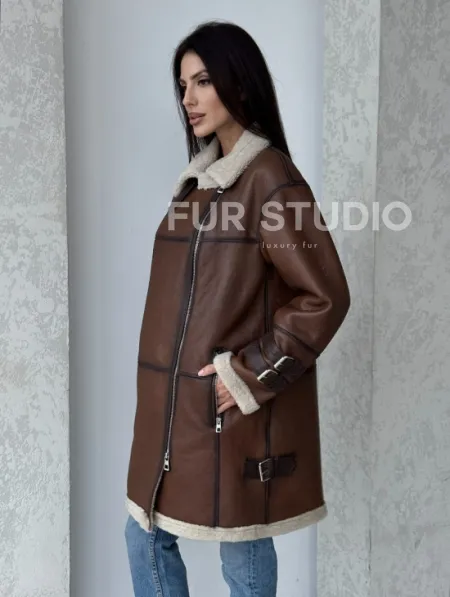 Удлиненная дубленка авиатор в коричневом цвете - винтажный стиль - фото 2