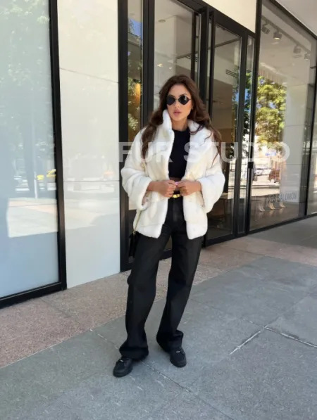 Белая короткая норковая шуба - фото 8