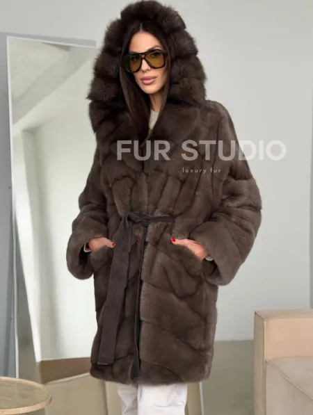 Шуба норковая с капюшоном из куницы - фото 7