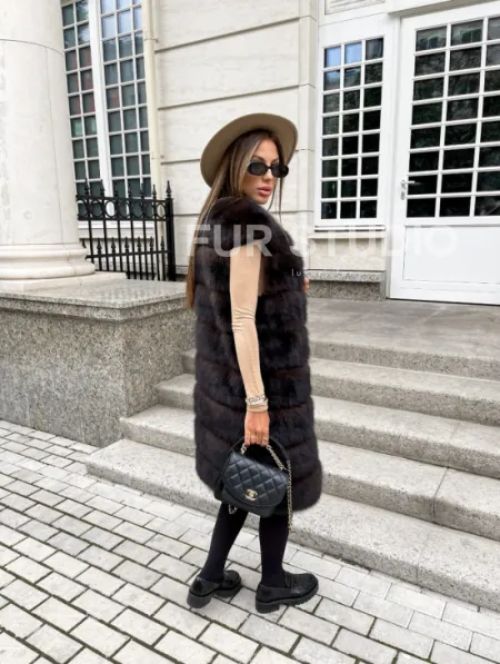 Жилет из куницы в цвете соболь - фото 3