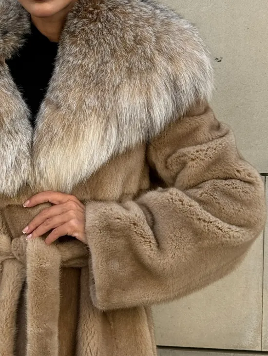 Шуба из норки Caramel с капюшоном из меха рыси - фото 2