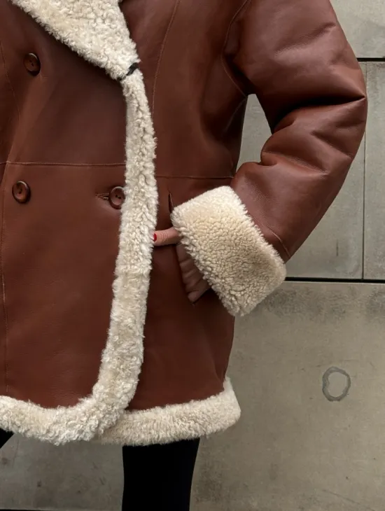 Двусторонняя женская дубленка из натуральной кожи с воротником шаль, на пуговицах - фото 4