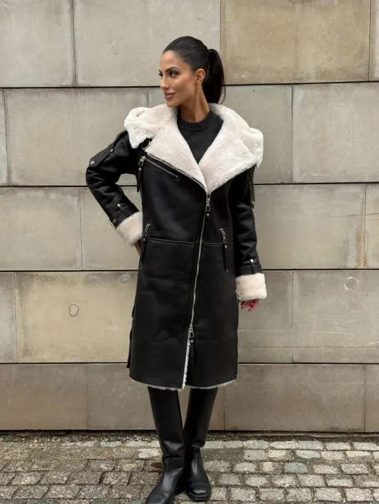 Черная удлиненная дубленка авиатор  с капюшоном на белой овчине - фото 11