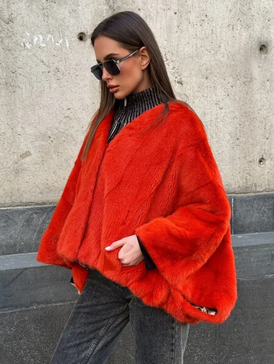 Красное меховое манто из норки, модель «Летучая мышь» с V - образной горловиной, без воротника - фото 2