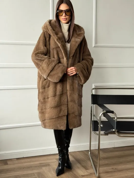 Шуба из меха премиальной плюшевой норки с капюшоном - фото 0