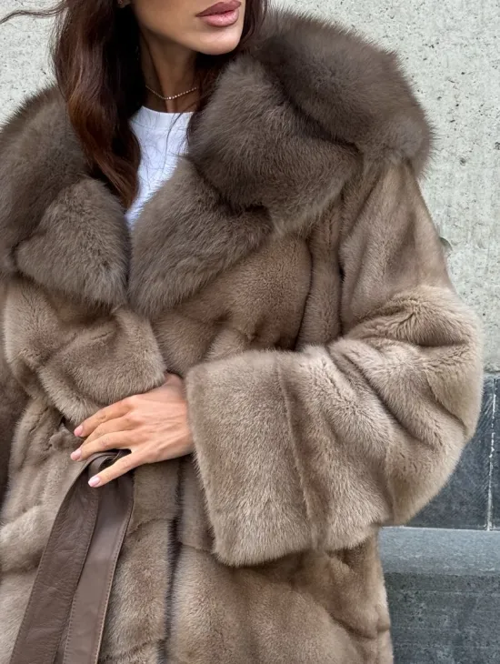 Женское зимнее норковое пончо с капюшоном куница - цвет пастель - фото 2