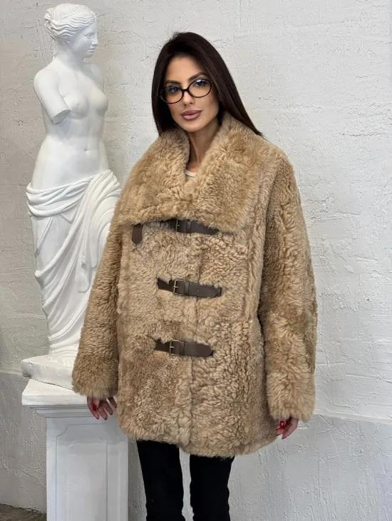Бежевая женская дубленка из натуральной овчины Тиградо средней длины с отложным воротником - фото 6