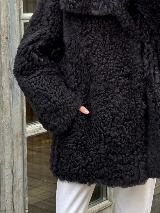 Стильный полушубок из натурального меха тиградо с большим отложным воротником - цвет графит - фото 1