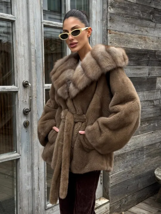 Шуба Luxury Fashion из плюшевой норки VELVET с капюшоном из меха куницы - фото 4