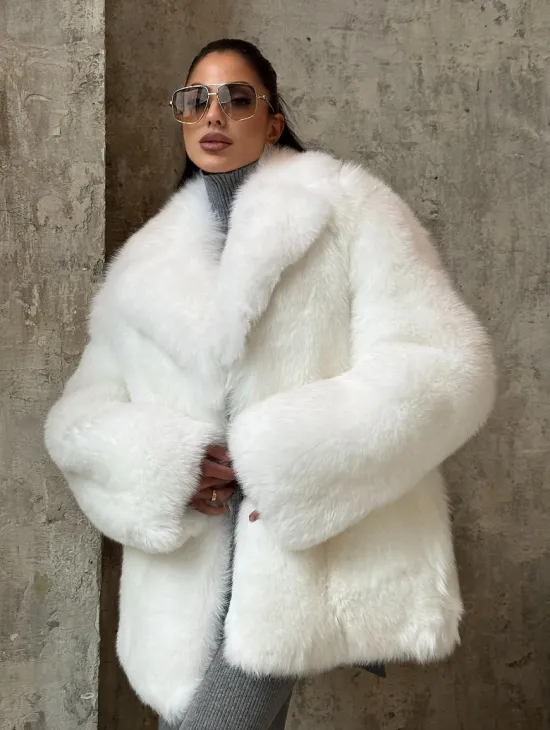 Шуба белого цвет из меха Финского песца - фото 0