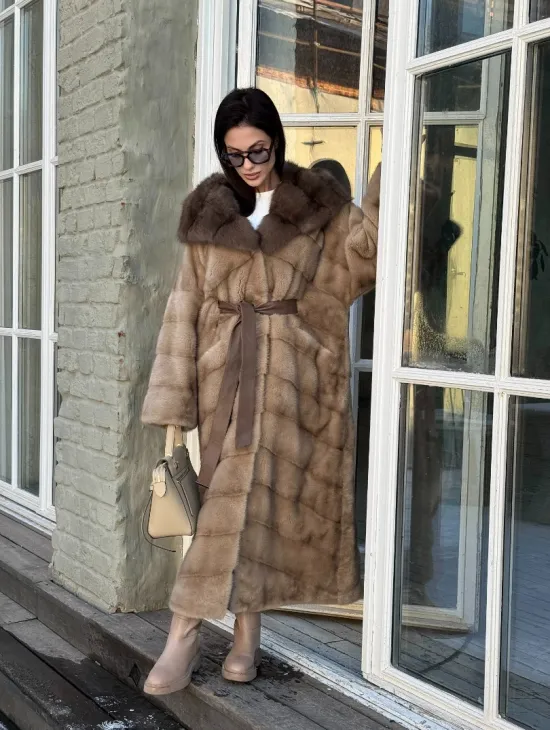 Женская удлиненная норковая шуба в цвете пастель с капюшоном из меха куницы - фото 11