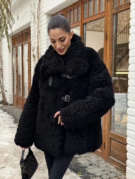 Черная дубленка средней длины из овчины тиградо 
