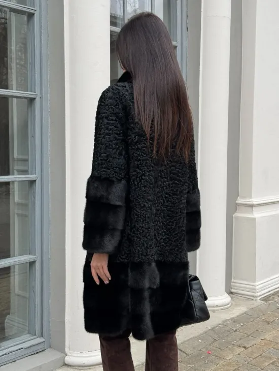 Черная шуба из меха каракульчи с отделкой из меха норки - фото 6