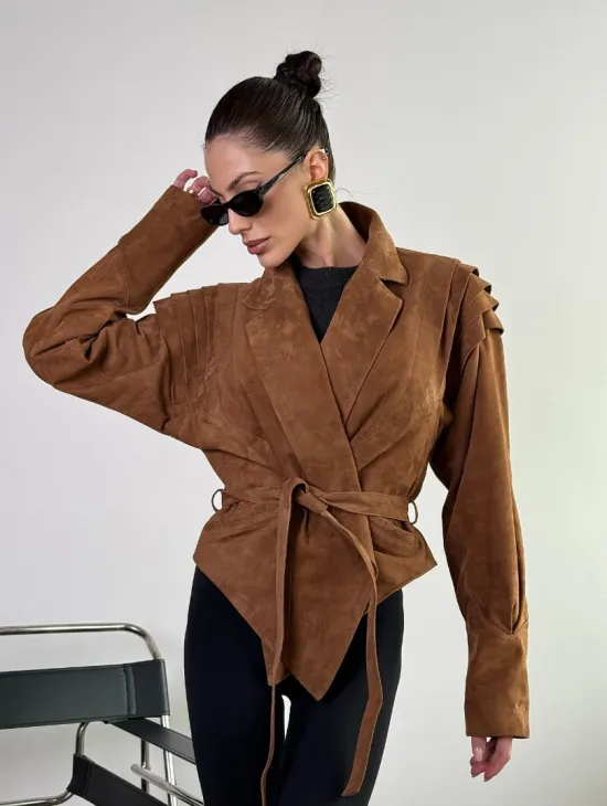 Модная приталенная куртка с плечиками - крылышками из замши Camel - фото 4