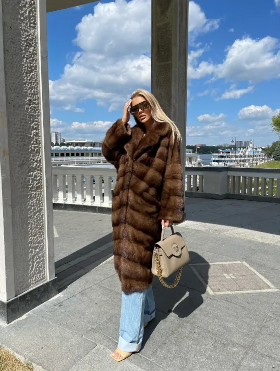 Удлиненная норковая шуба в цвете соболь - фото 4