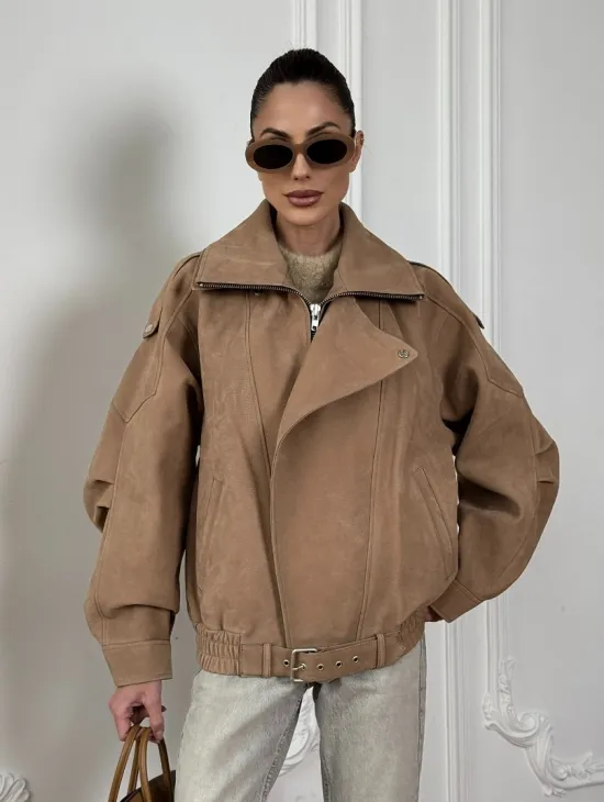 Женский замшевый бомбер из натуральной кожи «Creamy»  с двойным воротником - оверсайз - фото 7