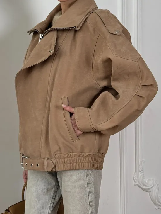 Женский замшевый бомбер из натуральной кожи «Creamy»  с двойным воротником - оверсайз - фото 4