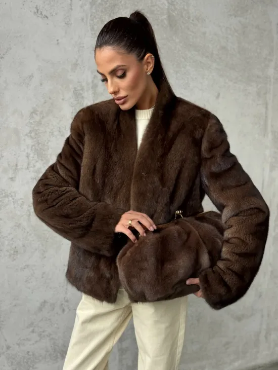 Меховой кроп - жакет из норки цвета соболь с V-образным воротником - фото 7