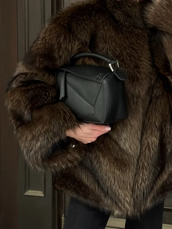 Полушубок из натурального меха енота с воротником стойка - фото 1