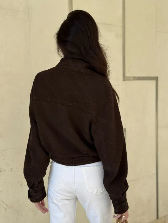 Кроп - бомбер из плетеной замшевой кожи в цвете шоколад - фото 9
