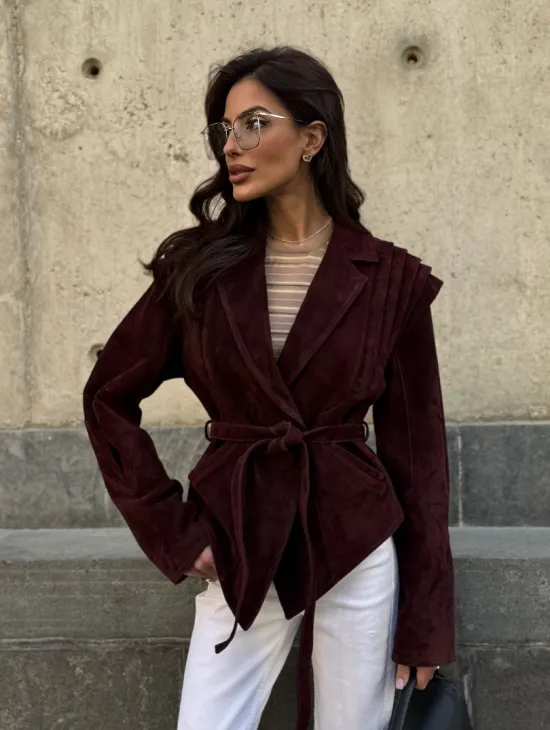 Модная приталенная куртка с плечами в стиле 90-х - фото 10