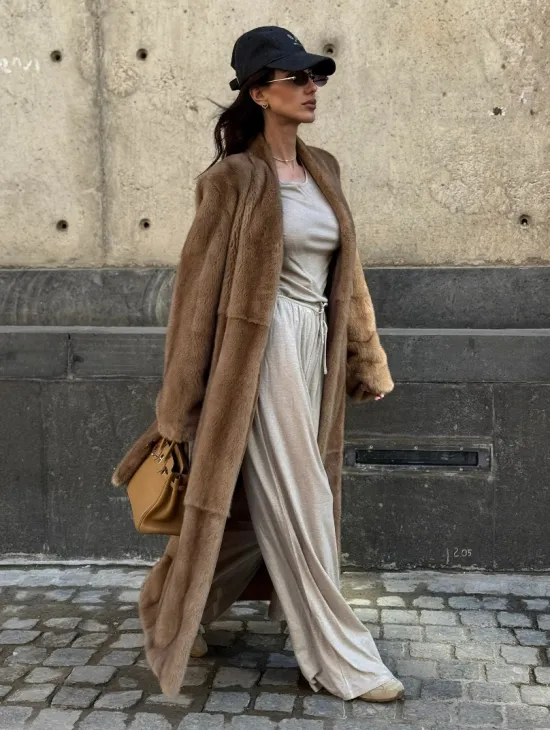 Длинная норковая шуба в цвете пастель с V-образным воротником - фото 9