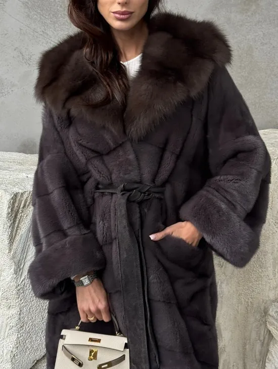 Шуба норковая графитовый ирис с капюшоном куницы - фото 2