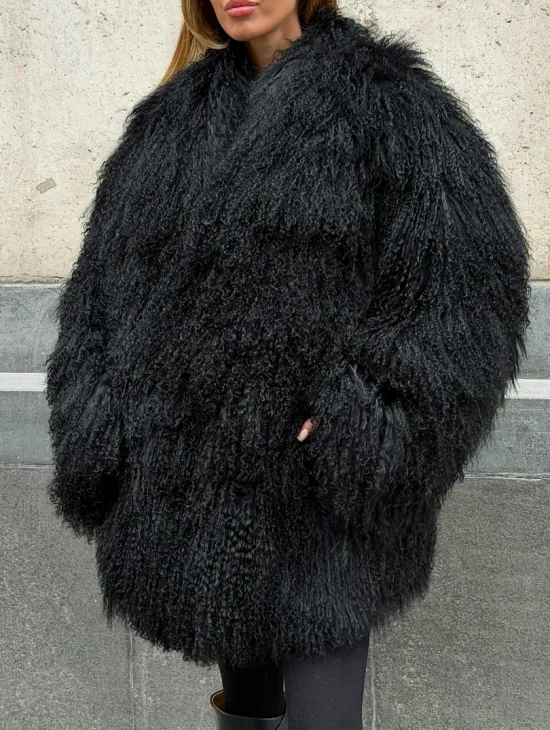 Черная шуба из ламы V-образный вырез - фото 3