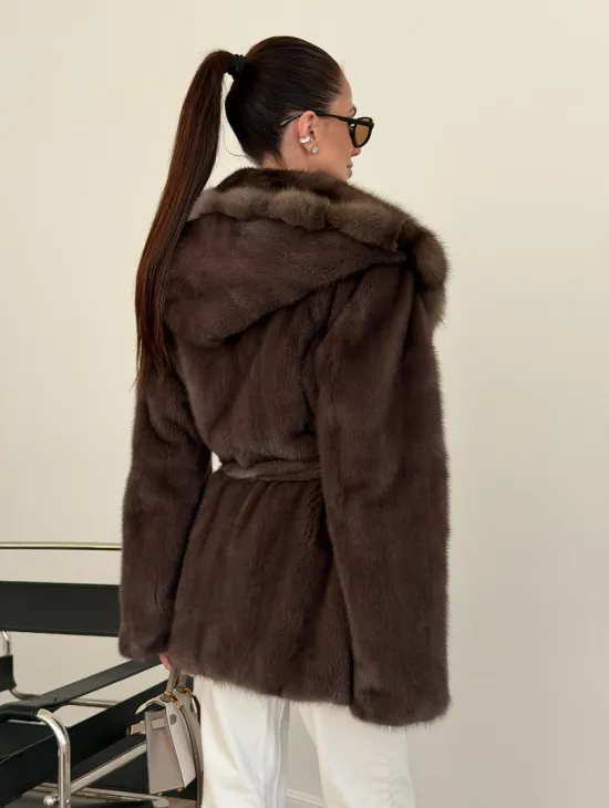 Коричневый норковый полушубок с мехом куницы - фото 6