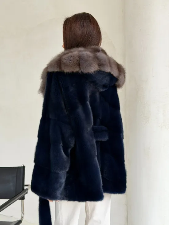 Норковый полушубок синего цвета с капюшоном куница - фото 9