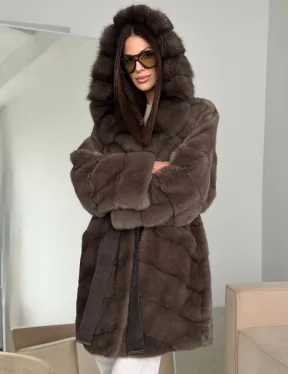 Шуба норковая с капюшоном из куницы - фото 13