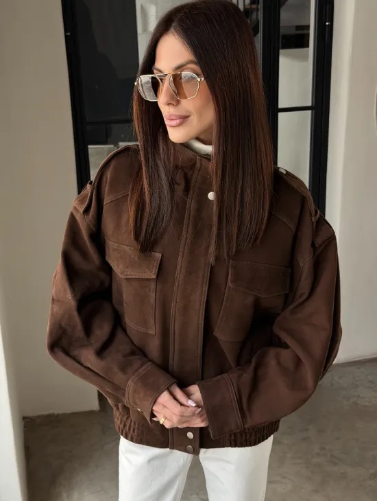 Коричневая куртка из натуральной замши тренд 2026 - фото 11