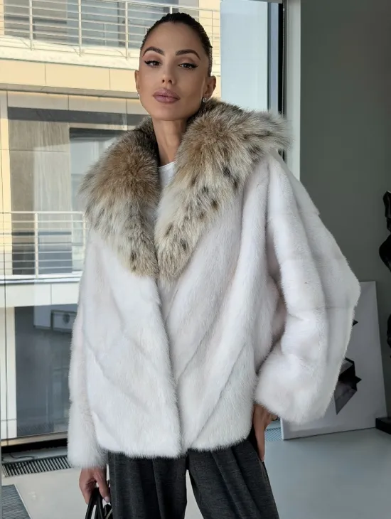 Белое норковое пончо-шуба с капюшоном из рыси - фото 5
