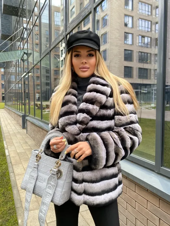 Укороченная шиншилловая шуба из меха орилага - фото 3