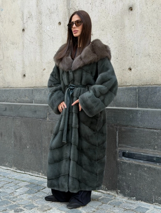 Шуба норковая с капюшоном из меха куницы в цвете малахит - фото 16