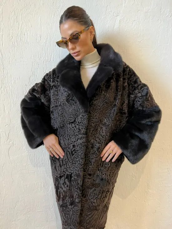 Шуба из каракульчи с отделкой из меха норки - фото 1