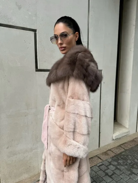 Норковая шуба с капюшоном из меха куницы пудрового цвета (нежно-розовый) - фото 10